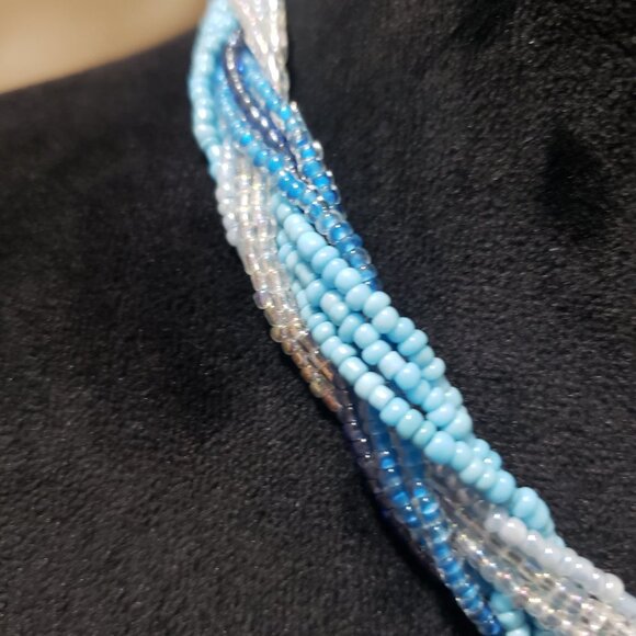 Elegant Multistrand Twisted Beaded Round Silver Pendant Necklace - Picture 5 of 6